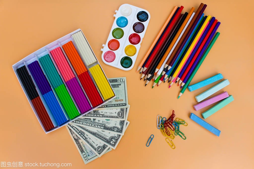 學(xué)校用品和美元。概念是買文具的對(duì)象。頂視圖